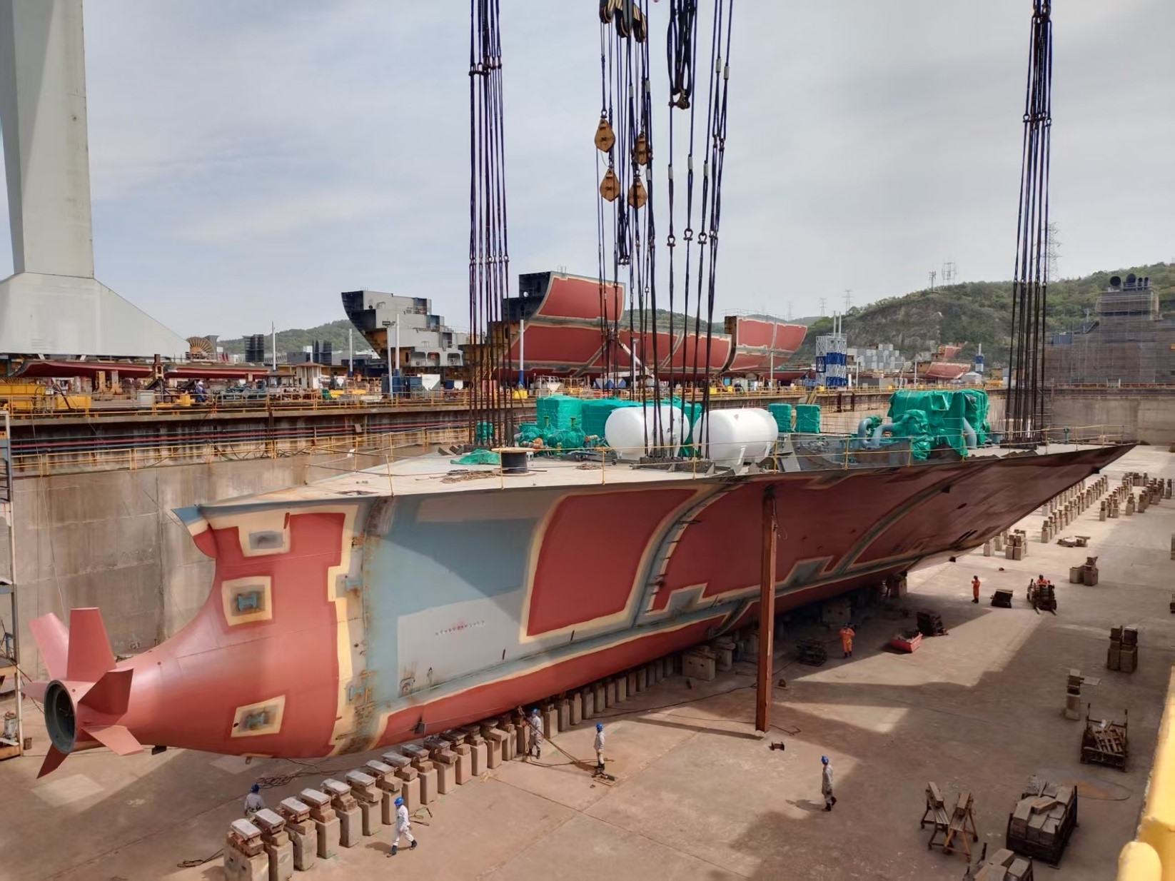 常石造船中國(guó)基地，以全球首艘甲醇燃料 5900TEU 型集裝箱運(yùn)輸船挑戰(zhàn)嶄新的未來(lái)